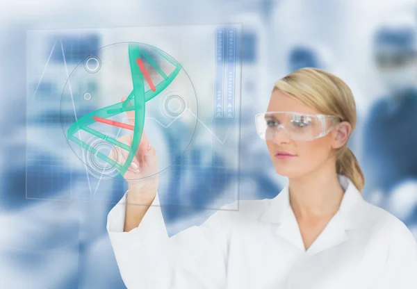 Arzt mit Touchscreen, der dna-Helix-Diagramm anzeigt — Stockfoto