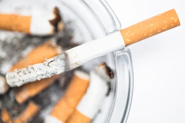 Närbild på cigarett i askfat — Stockfoto