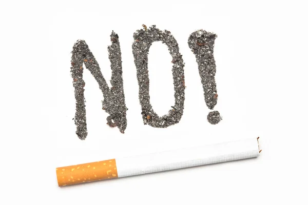 Hayır ash ile ortak bir sigara ile içinde ünlem işareti ile dile — Stok fotoğraf