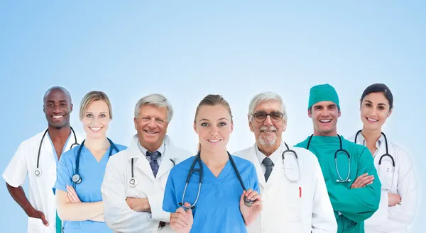 Equipo médico en fila sobre fondo azul — Foto de Stock
