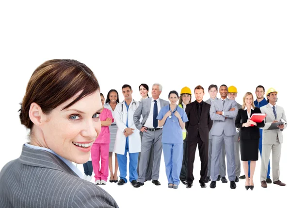 Femme d'affaires souriante devant un groupe de avec différents emplois — Photo
