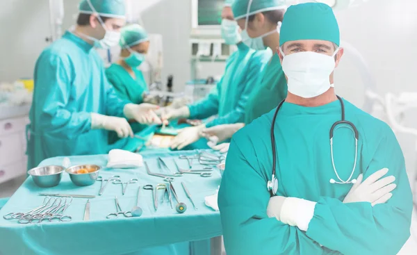 Surgeon standing with his arms crossed — Stock Photo, Image