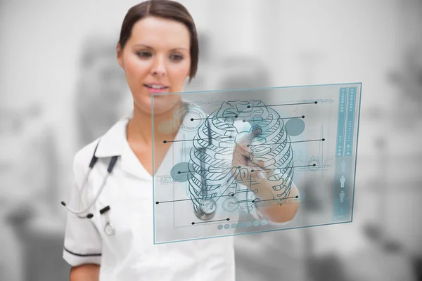 Seriöse Krankenschwester mit einer futuristischen Schnittstelle — Stockfoto