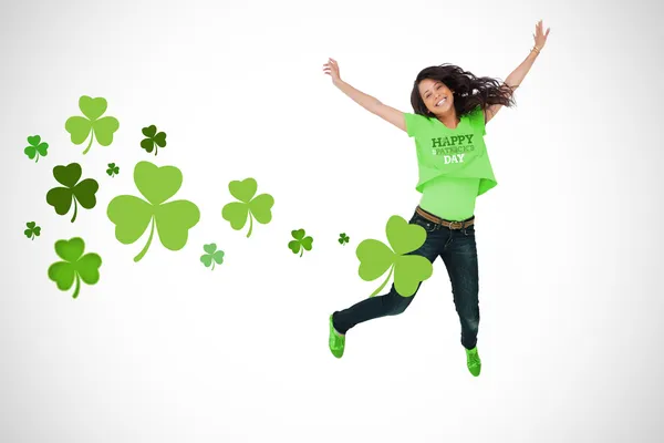 Mädchen im Patricks Day T-Shirt springt vor Freude — Stockfoto