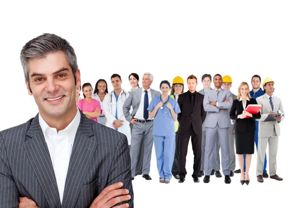 Empresário sorridente à frente de um grupo de com diferentes empregos — Fotografia de Stock