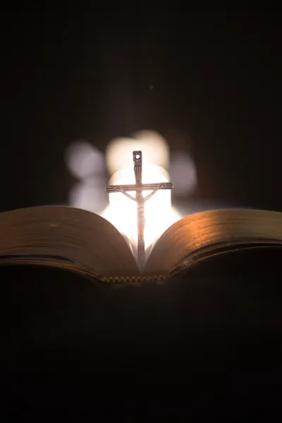 Crucifix in the middle of the bible — Stock Photo, Image