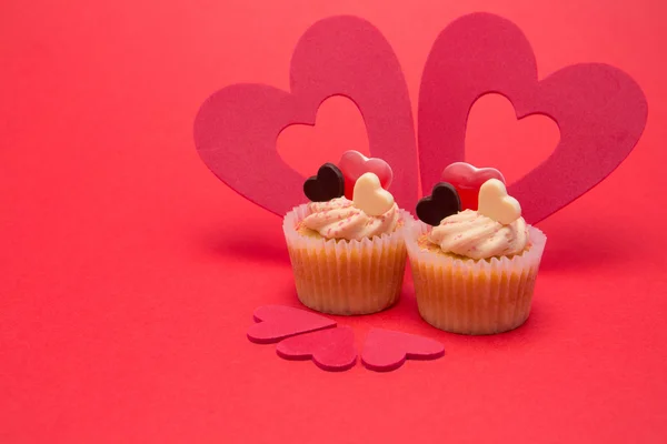 Dois cupcakes dos namorados com cinco decorações do coração — Fotografia de Stock
