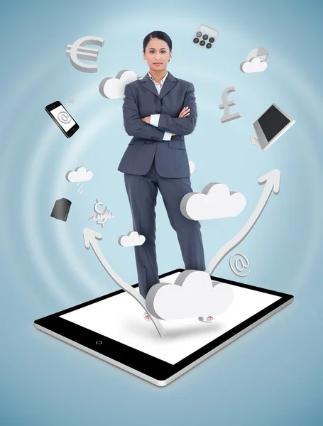 Mujer de negocios seria con brazos cruzados en una tableta pc — Foto de Stock