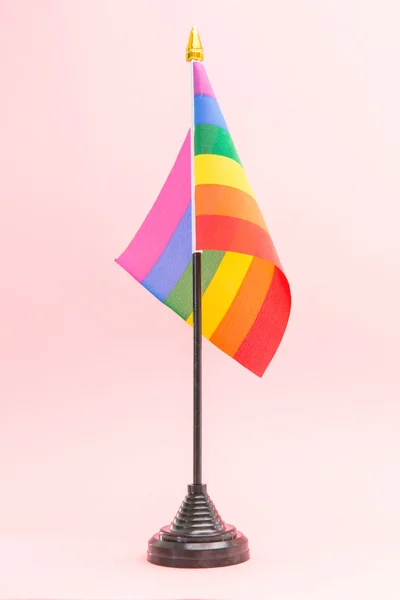 Bandera del Orgullo Gay en stand — Foto de Stock