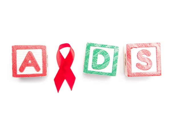 Trä block stavning aids med rött band — Stockfoto