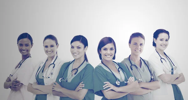 Mujeres trabajadoras del hospital con los brazos cruzados en fila — Foto de Stock