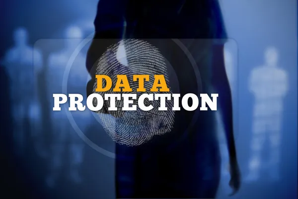 Silhouette de femme touchant bouton de protection des données avec empreinte digitale — Photo