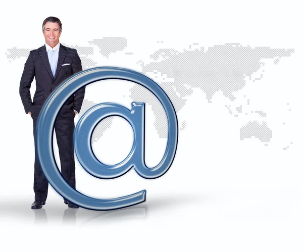 Homme d'affaires debout avec email bleu au symbole — Photo