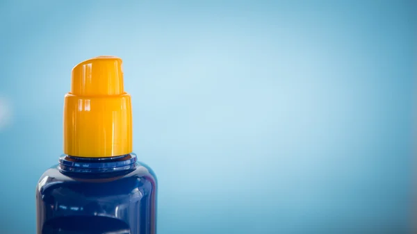 Spray bottle of sun cream with copy space — Stock Photo, Image