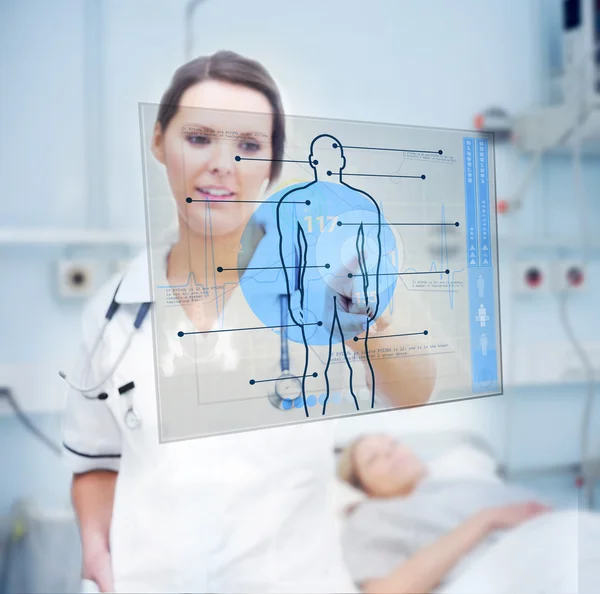 Enfermeira tocando tela exibindo forma humana azul — Fotografia de Stock