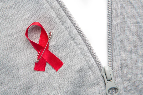 Fita de conscientização Aids preso a jumper zip cinza — Fotografia de Stock