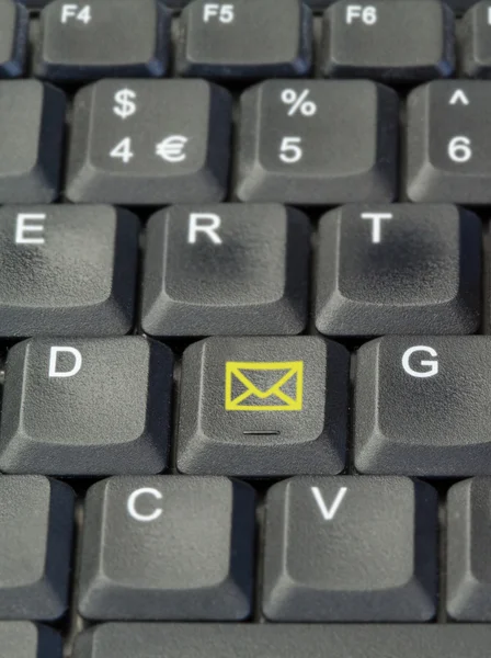 Желтая кнопка на клавиатуре — стоковое фото