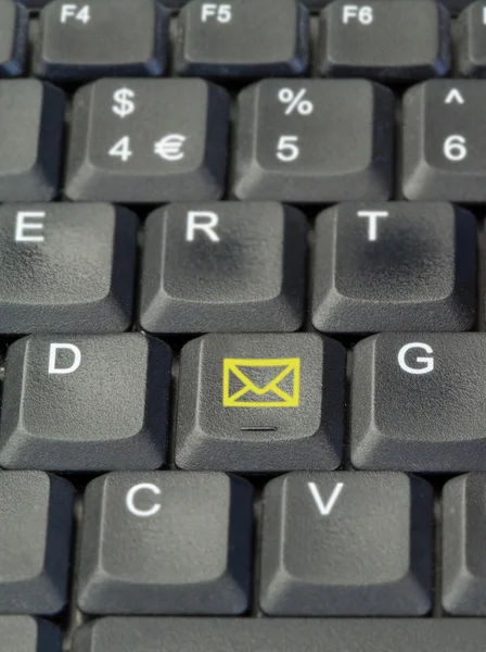 Botón amarillo de correo electrónico en el teclado — Foto de Stock