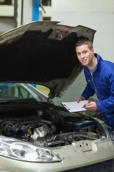 Auto mechanic inspecting car — Stock Photo, Image