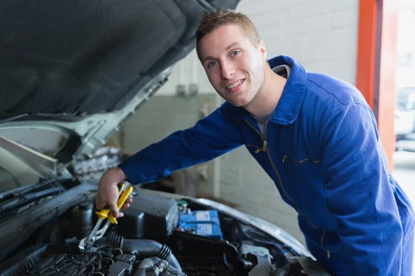 Manliga mekaniker fixa bilen motorn — Stockfoto