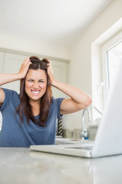 Mujer enojándose por su portátil — Foto de Stock