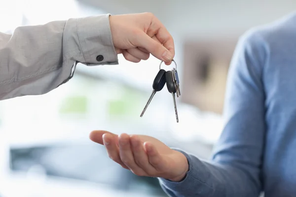 Hombre dando llaves a alguien — Foto de Stock