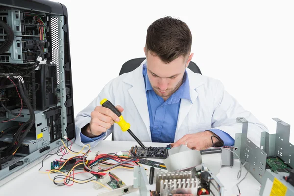 Jovem engenheiro de informática trabalhando em peças cpu — Fotografia de Stock