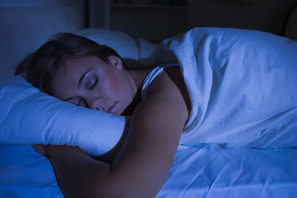 Mujer rubia durmiendo por la noche — Foto de Stock