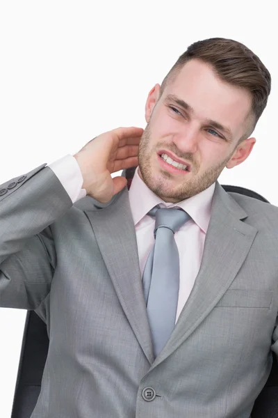 Jeune homme d'affaires avec douleur au cou — Photo