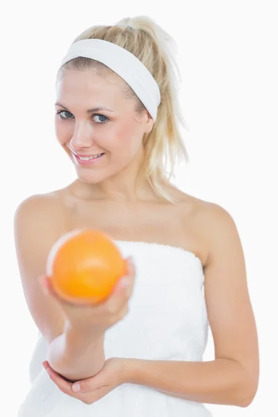 Mutlu genç bir kadın tutarak turuncu — Stok fotoğraf