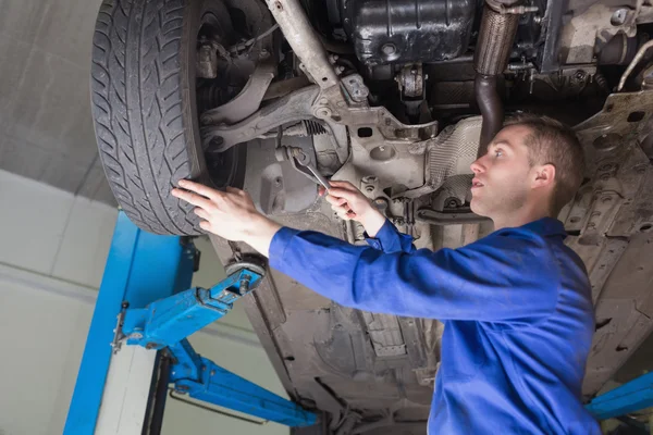 Mecánico masculino reparación de coche — Foto de Stock