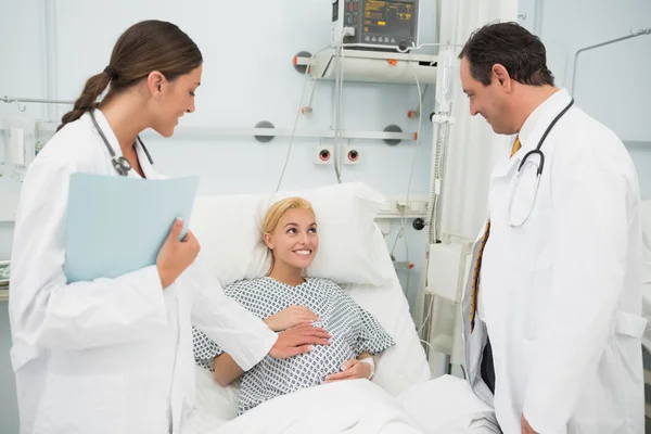 Two practitioners standing next to a patient — Stock Photo, Image