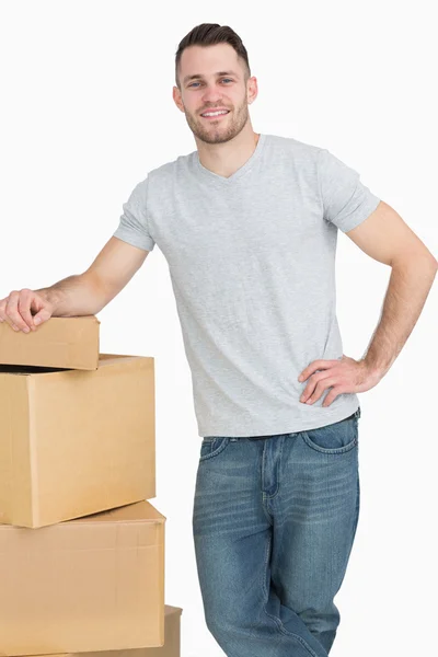 Retrato de un joven sonriente con cajas de cartón —  Fotos de Stock