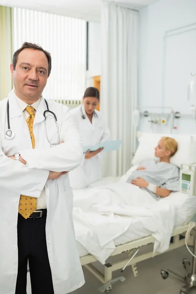 Dokter vouwt zijn armen — Stockfoto