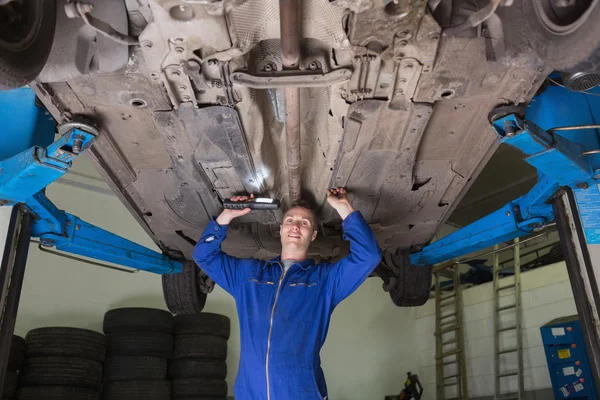 Mechanic inspectie onder auto — Stockfoto