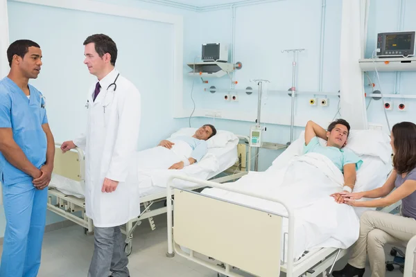 Médico e enfermeiro em um quarto de hospital — Fotografia de Stock