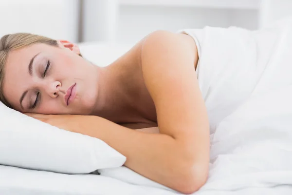 Mujer serena durmiendo en el dormitorio blanco — Foto de Stock