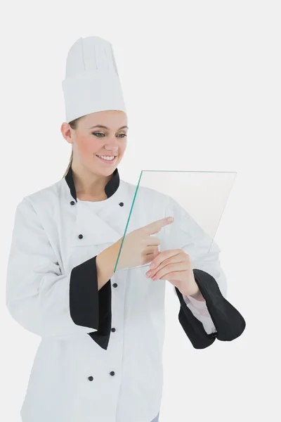 Vrouwelijke chef-kok met glas tablet — Stockfoto