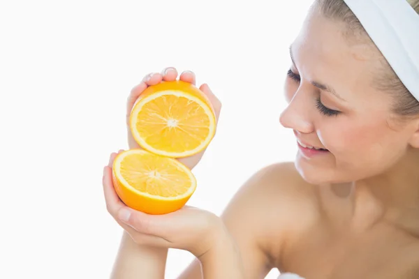 Mujer feliz sosteniendo rebanadas de naranja — Foto de Stock