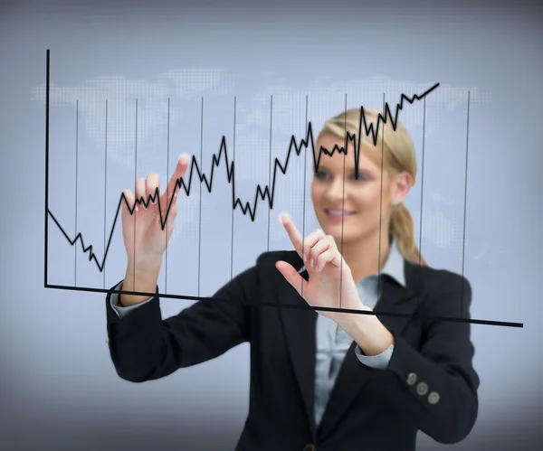 Businesswoman usando curva en pantalla táctil —  Fotos de Stock