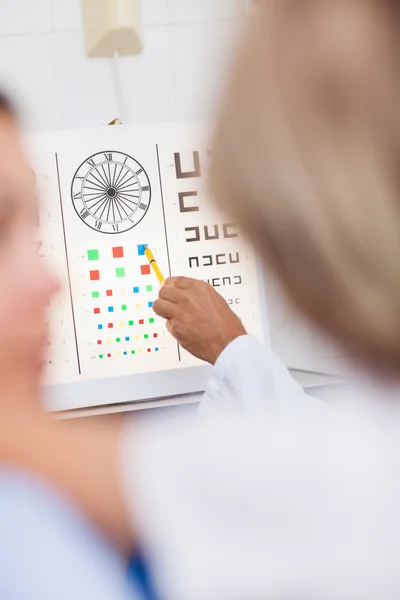 Eye test board being pointed at by a doctor in a hospital — Stock Photo, Image