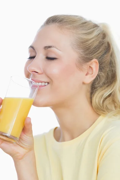 Mulher bebendo suco de laranja — Fotografia de Stock
