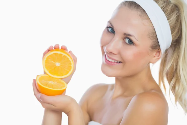 Retrato de mujer feliz sosteniendo rebanadas de naranja —  Fotos de Stock