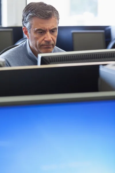 Homem que se concentra no computador — Fotografia de Stock