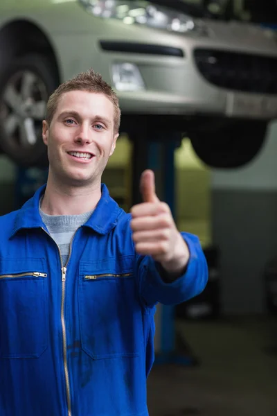 Mutlu araba mekanik el başparmak yukarıya — Stok fotoğraf
