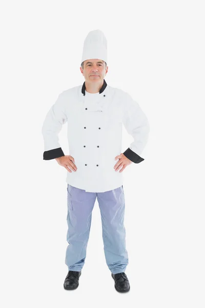 Chef confiant debout avec les bras akimbo — Photo