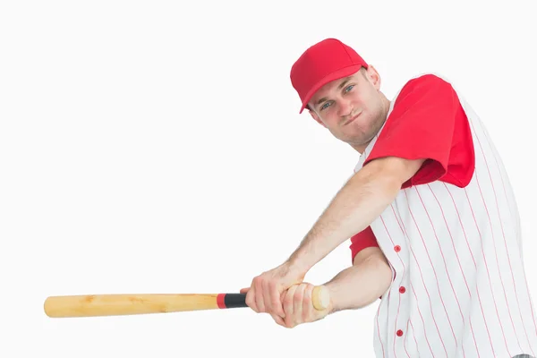 Portrét mladý baseballový hráč kyvné bat — Stock fotografie
