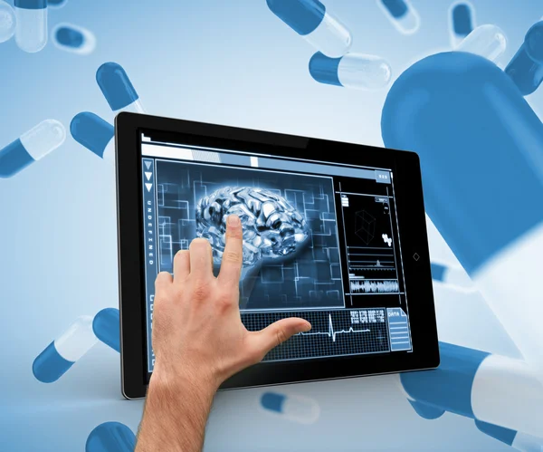 Ręka dotyka mózgu na cyfrowe tabletki — Zdjęcie stockowe