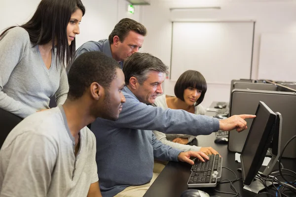 Teacher pointing at computer monitor — Stock Photo, Image