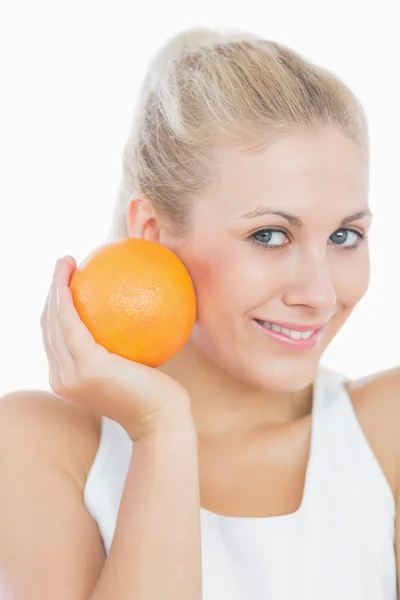 Mujer joven feliz con naranja —  Fotos de Stock